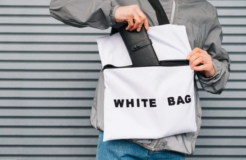 Machine embroidery of shopping bags with zippers