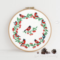 Motifs de broderie à la machine « Couronne de Noël avec bouvreuils et baies de sorbier » – 2 motifs