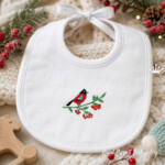 Mini bouvreuil aux baies de sorbier – Motif de broderie machine gratuit – 2 tailles