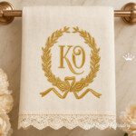 Motif de broderie à la machine : cadre ovale avec monogramme et couronne de laurier, orné d'un nœud - 2 tailles disponibles
