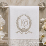 Motif de broderie à la machine : cadre ovale avec monogramme et couronne de laurier, orné d'un nœud - 2 tailles disponibles