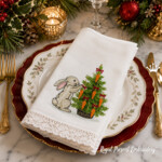 Motif de broderie mécanique « Lapin décorant un sapin de Noël avec des carottes » - 3 tailles