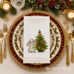 Motif de broderie mécanique « Lapin décorant un sapin de Noël avec des carottes » - 3 tailles