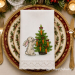 Motif de broderie mécanique « Lapin décorant un sapin de Noël avec des carottes » - 3 tailles