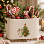 Motif de broderie mécanique « Lapin décorant un sapin de Noël avec des carottes » - 3 tailles